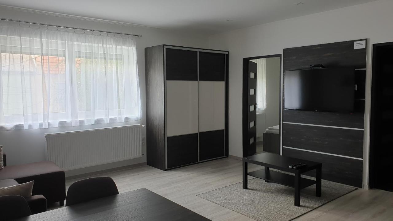 Bfg Apartman Apartment Eger Bagian luar foto