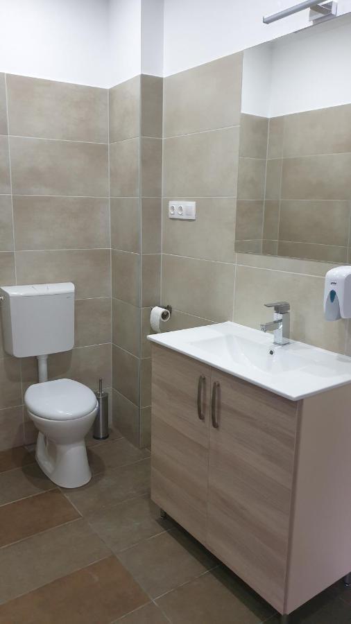 Bfg Apartman Apartment Eger Bagian luar foto