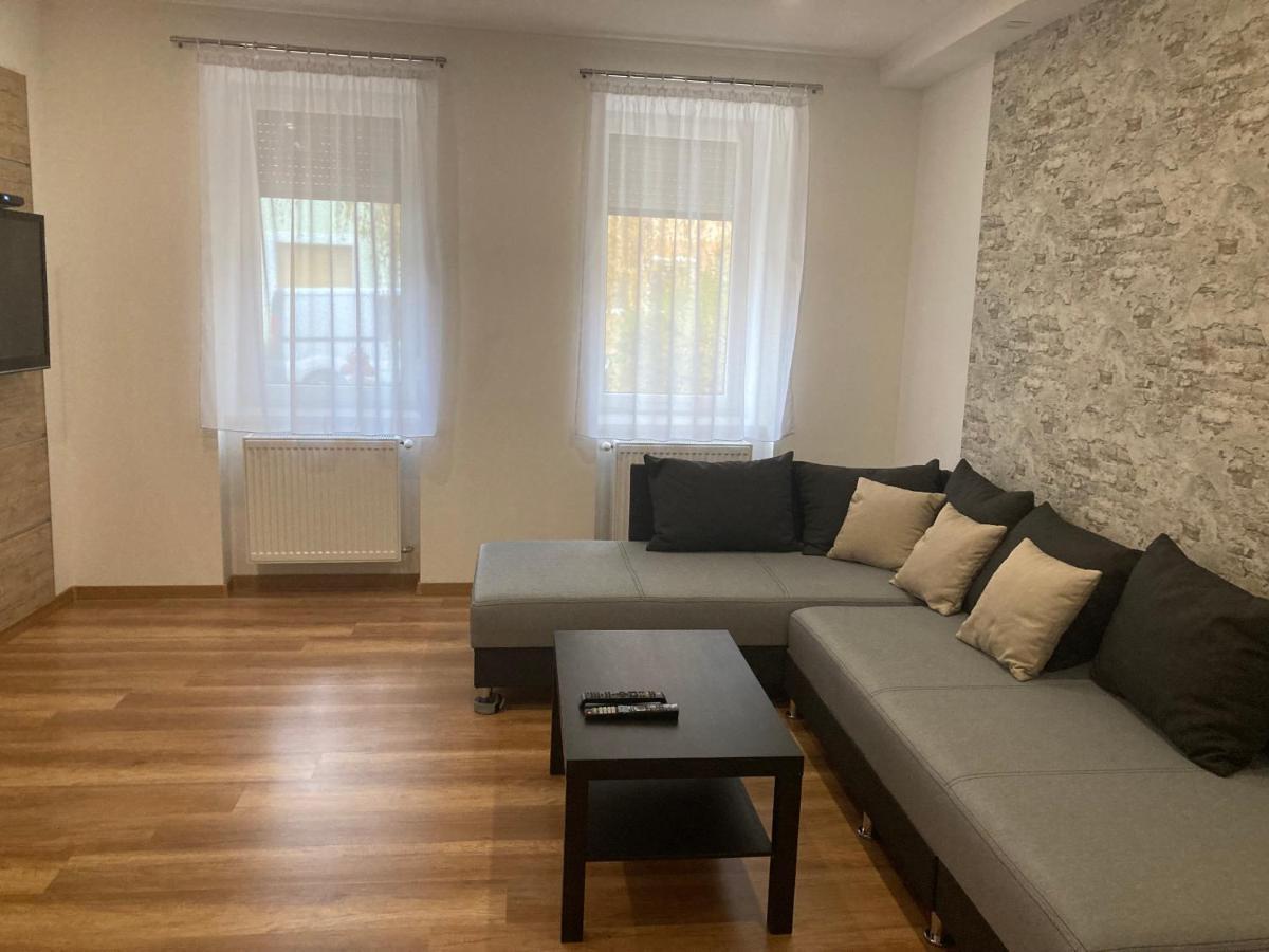 Bfg Apartman Apartment Eger Bagian luar foto